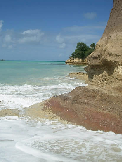 antigua-tra-le-roccie.jpg