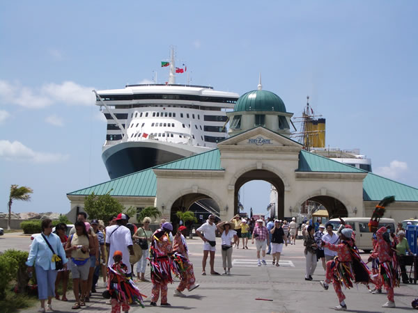 queenmary2costaclassica-st.kitts.jpg