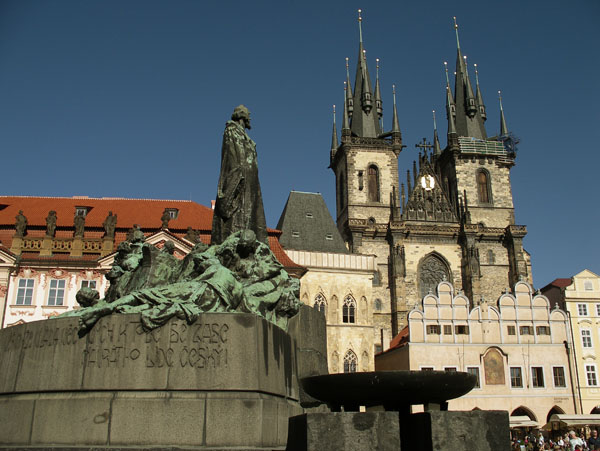 Praga-lady before Tyn 2