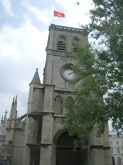 cherbourg-basilica-della-trinita-torre-orologio-1.jpg