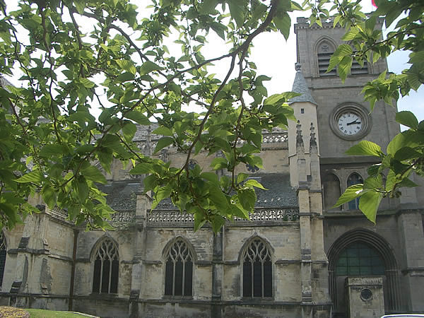 cherbourg-basilica-della-trinita-torre-orologio-2.jpg