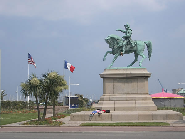 cherbourg-statua-di-napoleoneebandiere.jpg