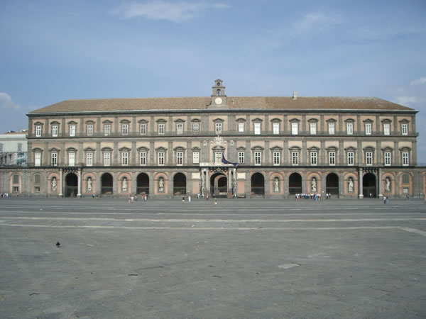 napoli-palazzoreale1.jpg