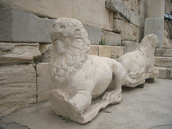 atene-statue-animali.jpg