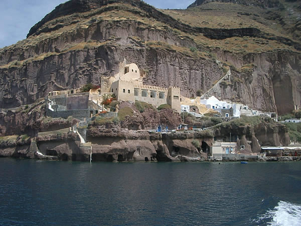 santorini-casa-nella-roccia-3.jpg