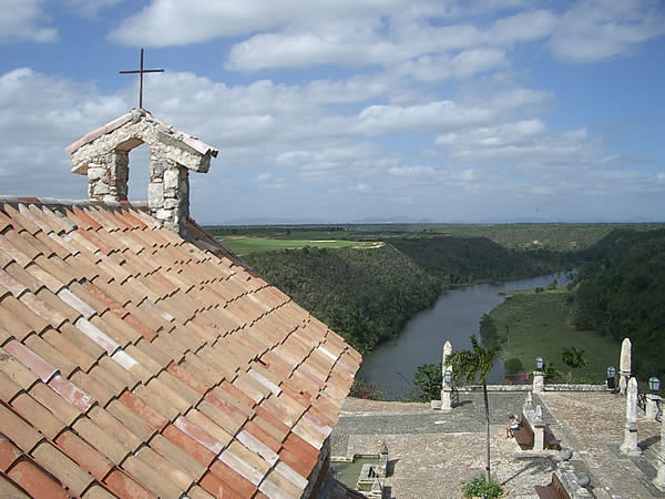 altos-de-chavon-chiesa-e-fiume.jpg