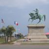 cherbourg-statua-di-napoleoneebandiere.jpg